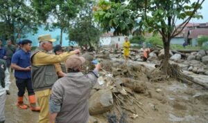 FOTO 24 Sept_Gubernur Sumatra Barat Mahyeldi meninjau penanganan bencana banjir bandang di Nagari Batang Barus dan Koto Gaek Guguak, Kec Gunung Talang, Kab Solok 1