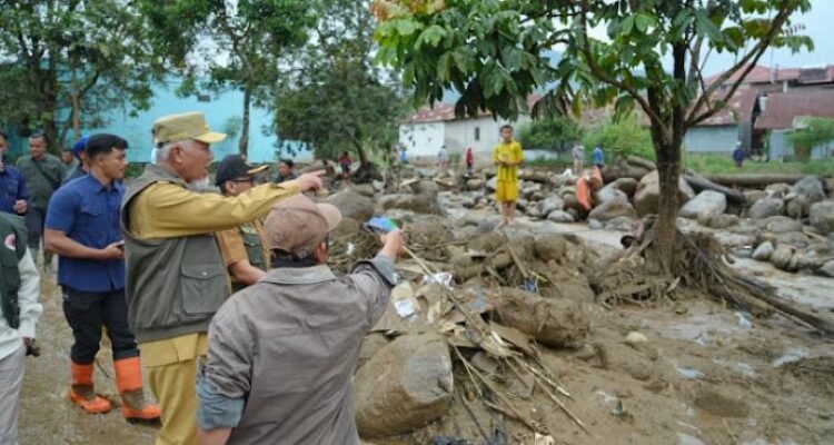 FOTO 24 Sept_Gubernur Sumatra Barat Mahyeldi meninjau penanganan bencana banjir bandang di Nagari Batang Barus dan Koto Gaek Guguak, Kec Gunung Talang, Kab Solok 1
