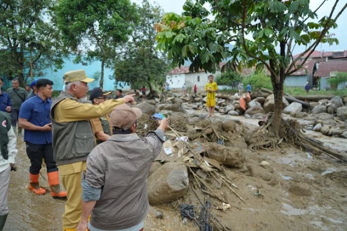 FOTO 24 Sept_Gubernur Sumatra Barat Mahyeldi meninjau penanganan bencana banjir bandang di Nagari Batang Barus dan Koto Gaek Guguak, Kec Gunung Talang, Kab Solok 1