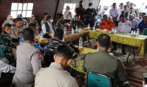 FOTO 24 Sept_Kepala BNPB Letjen TNI Suharyanto saat memimpin Rapat Koordinasi Penanggulangan Karhutla Kalsel di halaman RSJ Sambang Lihum, Banjarmasin.