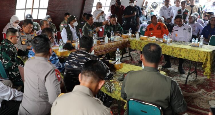 FOTO 24 Sept_Kepala BNPB Letjen TNI Suharyanto saat memimpin Rapat Koordinasi Penanggulangan Karhutla Kalsel di halaman RSJ Sambang Lihum, Banjarmasin.