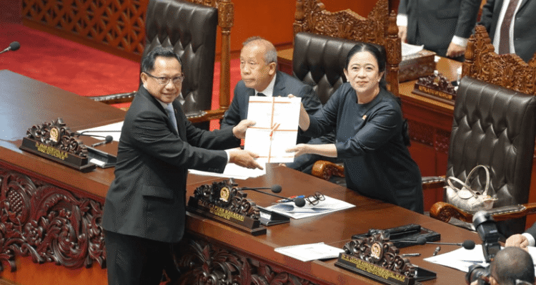 FOTO 24 Sept_Menteri Dalam Negeri (Mendagri) Muhammad Tito Karnavian dalam Rapat Paripurna DPR