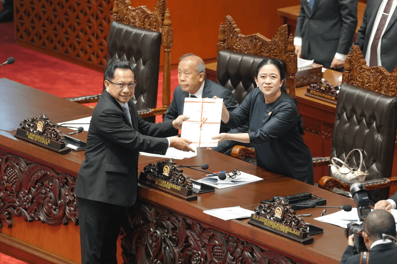 FOTO 24 Sept_Menteri Dalam Negeri (Mendagri) Muhammad Tito Karnavian dalam Rapat Paripurna DPR