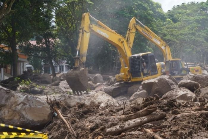 FOTO 24 Sept_Normalisasi alur Batang Baliang pascabanjir bandang di kawasan Komplek Nuansa Griya Arosuka, Nagari Batang Barus, Kabupaten Solok, Sumbar 1
