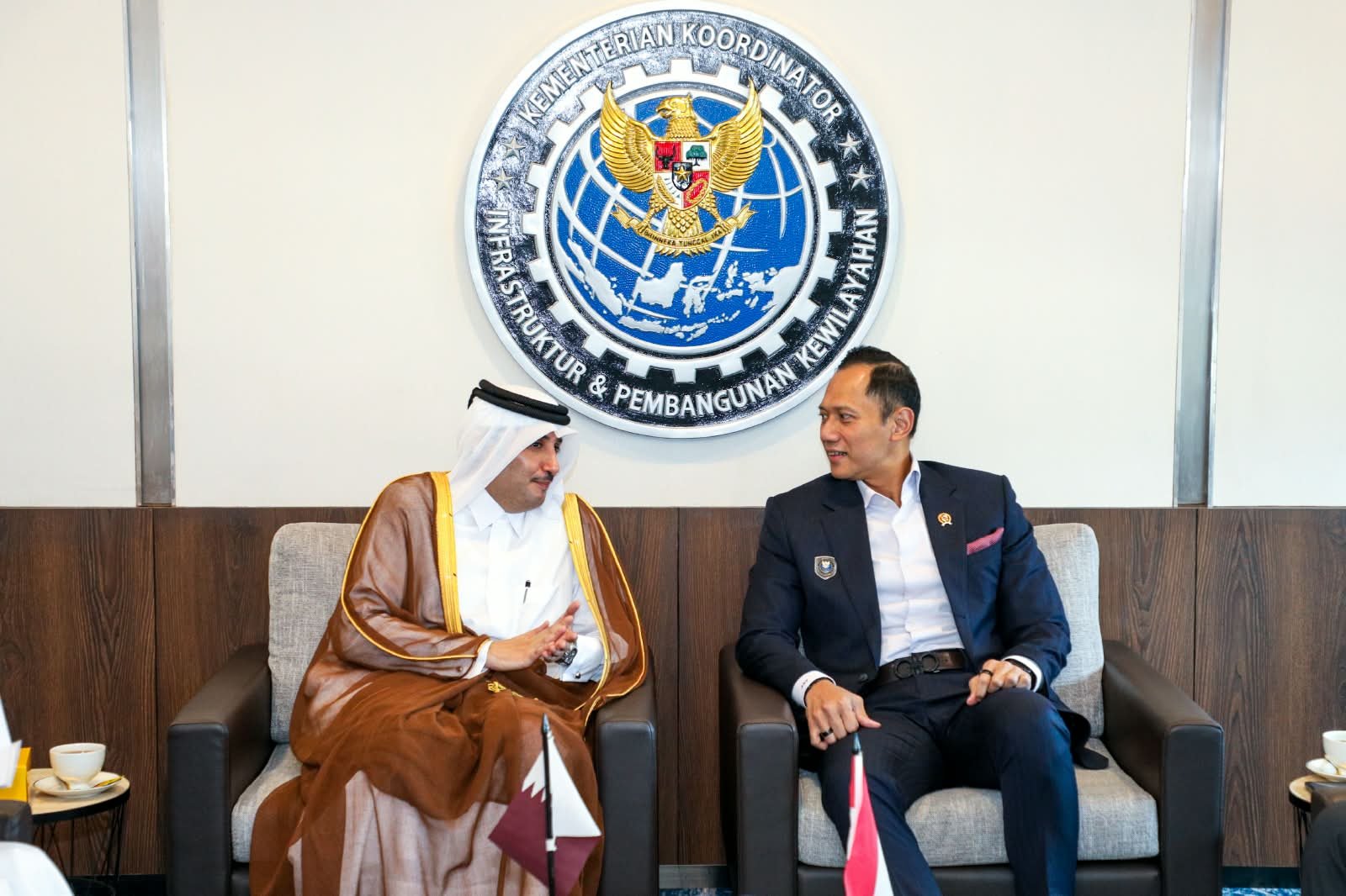 FOTO 24 Sept_Pertemuan Menteri Koordinator Bidang Infrastruktur dan Pembangunan Kewilayahan Agus Harimurti Yudhoyono dan Duta Besar Qatar untuk Indonesia Sultan bin Mubarak Saad Al-Dosari