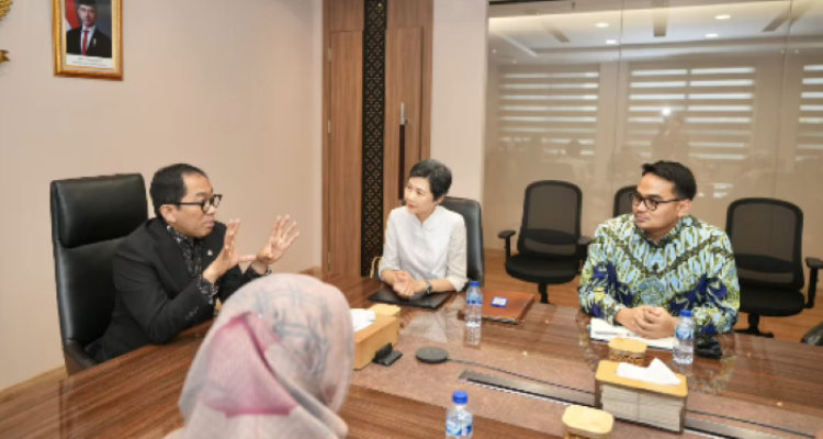 FOTO 24 Sept_Pertemuan Wamenperin Riza dan Direktur Utama PT Tokopedia, sekaligus Senior Director Tokopedia dan TikTok Shop Indonesia Vonny Ernita Susamto beserta jajarannya.
