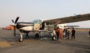 FOTO 24 Sept_Tim OMC PK-SNK memuat bahan semai ke dalam pesawat sebelum melakukan penerbangan. bnpb INI