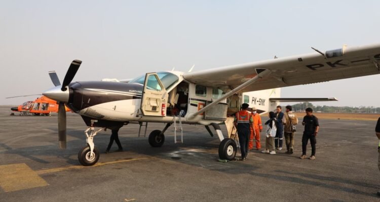 FOTO 24 Sept_Tim OMC PK-SNK memuat bahan semai ke dalam pesawat sebelum melakukan penerbangan. bnpb INI