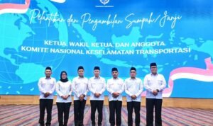 FOTO 25 Sept_Menteri Perhubungan Dudy Purwagandhi melantik ketua dan anggota Komite Nasional Keselamatan Transportasi 3 INI