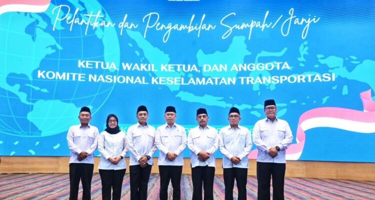 FOTO 25 Sept_Menteri Perhubungan Dudy Purwagandhi melantik ketua dan anggota Komite Nasional Keselamatan Transportasi 3 INI