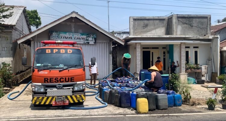FOTO 26 Sept_BPBD Kabupaten Pemalang mendistribusikan air bersih di wilayah terdampak kekeringan Kec Pulosari, Kab Pemalang, Jawa Tengah. 1 INI