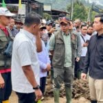 FOTO 26 Sept_Kepala BNPB Letjen TNI Suharyanto mendampingi Wakil Presiden Gibran dampak kerusakan komplek kantor pem akibat Galodo di Nagari Batang Barus, Kec Gunung Tanjung, Kab Solok INI