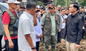 FOTO 26 Sept_Kepala BNPB Letjen TNI Suharyanto mendampingi Wakil Presiden Gibran dampak kerusakan komplek kantor pem akibat Galodo di Nagari Batang Barus, Kec Gunung Tanjung, Kab Solok INI