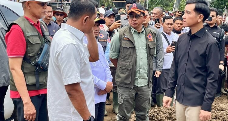 FOTO 26 Sept_Kepala BNPB Letjen TNI Suharyanto mendampingi Wakil Presiden Gibran dampak kerusakan komplek kantor pem akibat Galodo di Nagari Batang Barus, Kec Gunung Tanjung, Kab Solok INI