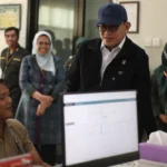 FOTO 26 Sept_Kepala Badan Karantina Indonesia, Abdul Kadir Karding saat meninjau pelayanan karantina di Satuan Pelayanan Bandara Depati Amir Pangkalpinang. dok. humaskarantinababel