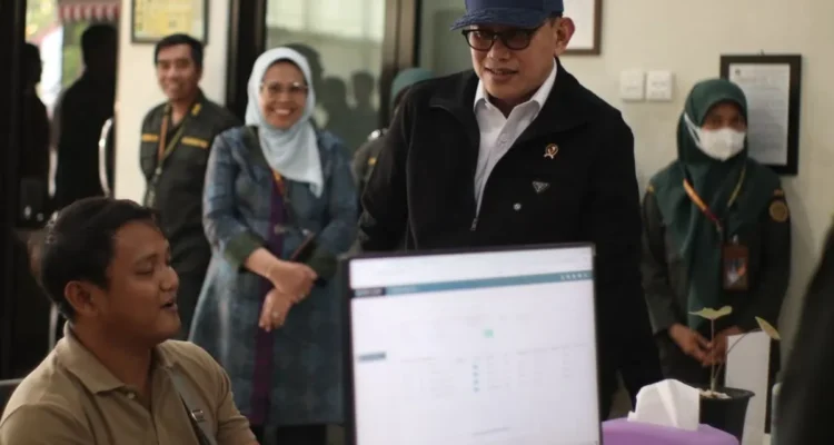 FOTO 26 Sept_Kepala Badan Karantina Indonesia, Abdul Kadir Karding saat meninjau pelayanan karantina di Satuan Pelayanan Bandara Depati Amir Pangkalpinang. dok. humaskarantinababel