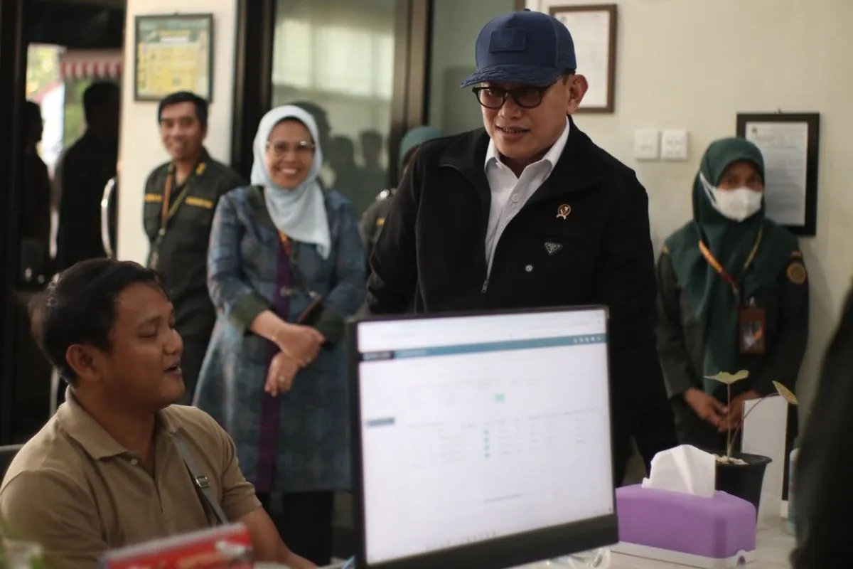 FOTO 26 Sept_Kepala Badan Karantina Indonesia, Abdul Kadir Karding saat meninjau pelayanan karantina di Satuan Pelayanan Bandara Depati Amir Pangkalpinang. dok. humaskarantinababel