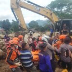 FOTO 26 Sept_Tim SAR Gabungan berhasil menemukan sisa satu korban hilang saat banjir bandang Kabupaten Solok, Sumatra Barat. dok. bpbdkab INI