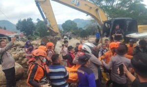 FOTO 26 Sept_Tim SAR Gabungan berhasil menemukan sisa satu korban hilang saat banjir bandang Kabupaten Solok, Sumatra Barat. dok. bpbdkab INI