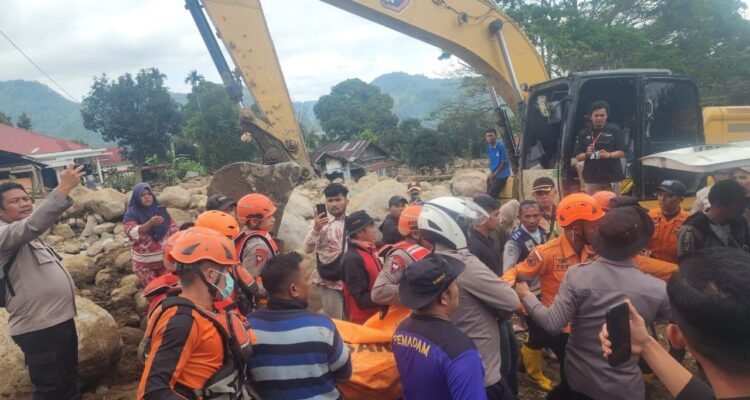 FOTO 26 Sept_Tim SAR Gabungan berhasil menemukan sisa satu korban hilang saat banjir bandang Kabupaten Solok, Sumatra Barat. dok. bpbdkab INI