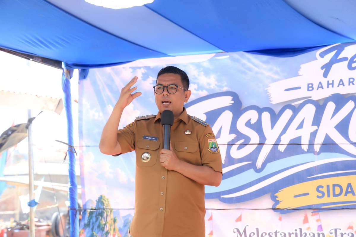 FOTO 29 Sept_Gubernur Banten Andra Soni saat menghadiri tradisi Tasyakuran Laut di Tempat Pelelangan Ikan Sidamukti, Kec Sukaresmi, Kab Pandeglang. bantenprov