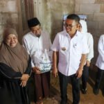 FOTO 3 Sept_Gubernur Banten Andra Soni menyalurkan bantuan renovasi Rumah Tidak Layak Huni (RTLH) bagi tiga keluarga di Kecamatan Kaduhejo, Kabupaten Pandeglang.