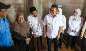 FOTO 3 Sept_Gubernur Banten Andra Soni menyalurkan bantuan renovasi Rumah Tidak Layak Huni (RTLH) bagi tiga keluarga di Kecamatan Kaduhejo, Kabupaten Pandeglang.