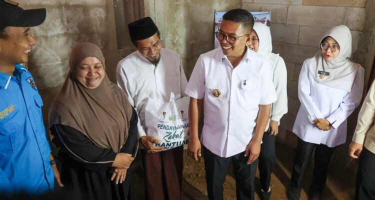 FOTO 3 Sept_Gubernur Banten Andra Soni menyalurkan bantuan renovasi Rumah Tidak Layak Huni (RTLH) bagi tiga keluarga di Kecamatan Kaduhejo, Kabupaten Pandeglang.