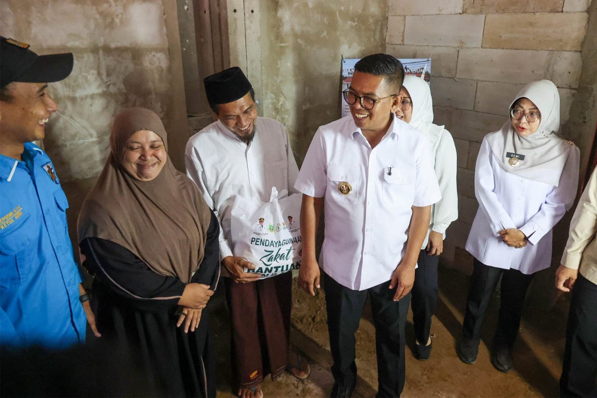 FOTO 3 Sept_Gubernur Banten Andra Soni menyalurkan bantuan renovasi Rumah Tidak Layak Huni (RTLH) bagi tiga keluarga di Kecamatan Kaduhejo, Kabupaten Pandeglang.
