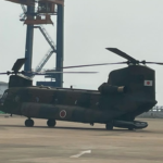 FOTO 30 Sept_Helikopter dari militer bela diri Jepang atau JSDF yang bersiap melakukan operasi udara water-bombing di wilayah Kalimantan 1