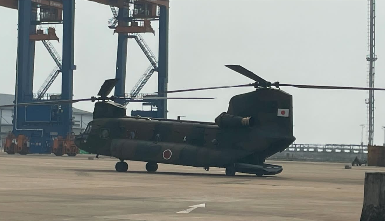 FOTO 30 Sept_Helikopter dari militer bela diri Jepang atau JSDF yang bersiap melakukan operasi udara water-bombing di wilayah Kalimantan 1