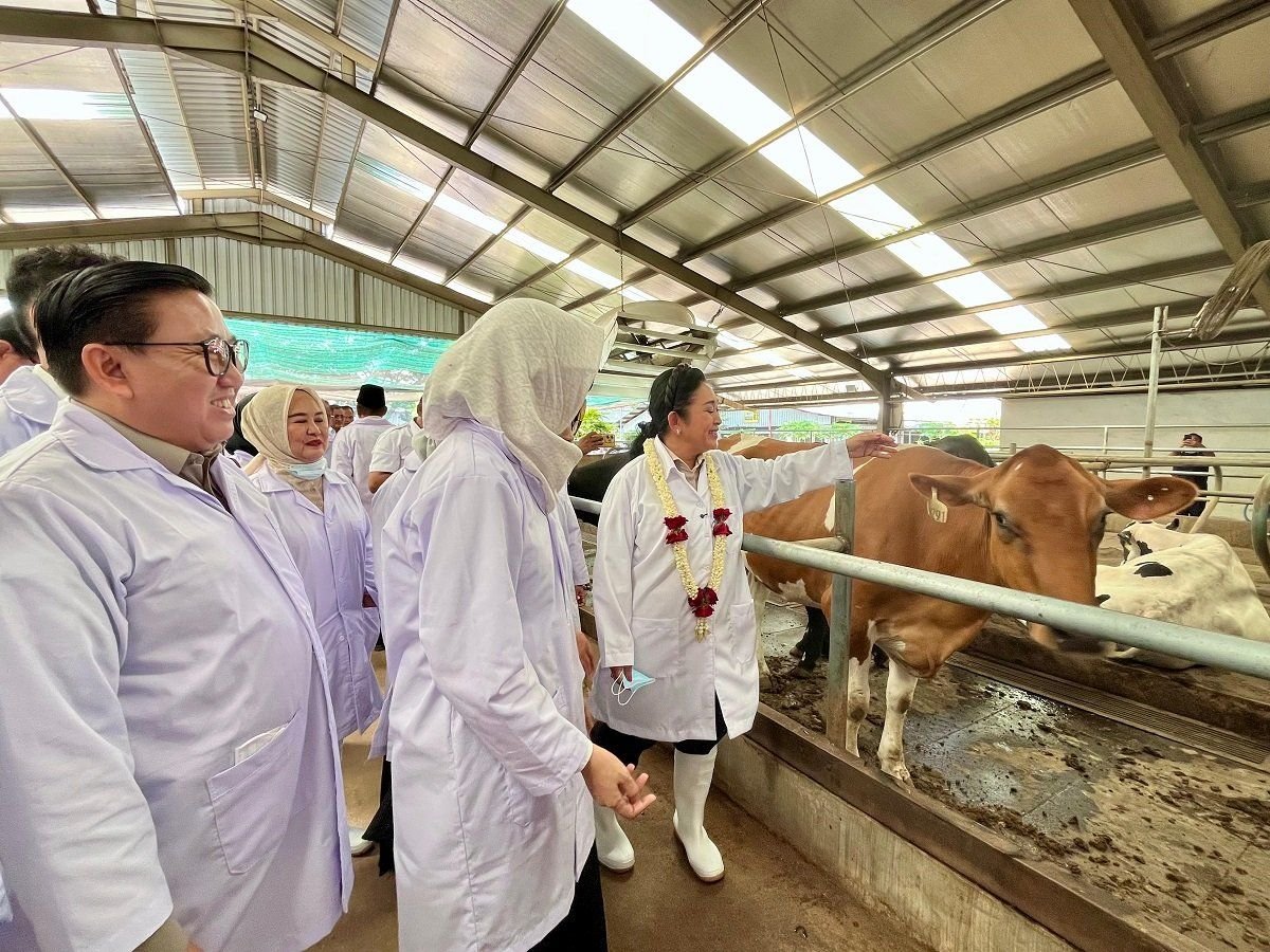 FOTO 30 Sept_Ketua Komisi IV DPR Siti Hediati Hariyadi beserta rombongan saat mengunjungi Koperasi Usaha Tani Ternak INI