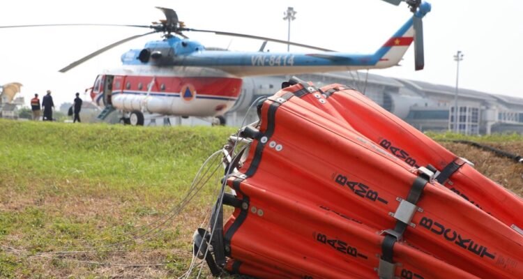 FOTO 4 Sept_Helikopter water bombing dikerahkan oleh BNPB untuk memadamkan api pada karhutla di Provinsi Jambi. dok. bnpb