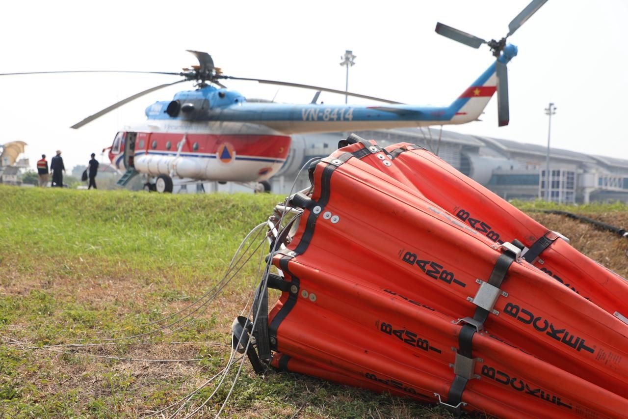 FOTO 4 Sept_Helikopter water bombing dikerahkan oleh BNPB untuk memadamkan api pada karhutla di Provinsi Jambi. dok. bnpb