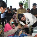 FOTO 5 Sept_ Gubernur Sumatera Utara (Sumut) Muhammad Bobby Afif Nasution di lokasi pengungsian warga yang terkena erupsi Gunung Sinabung. pemprovsumut