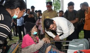 FOTO 5 Sept_ Gubernur Sumatera Utara (Sumut) Muhammad Bobby Afif Nasution di lokasi pengungsian warga yang terkena erupsi Gunung Sinabung. pemprovsumut