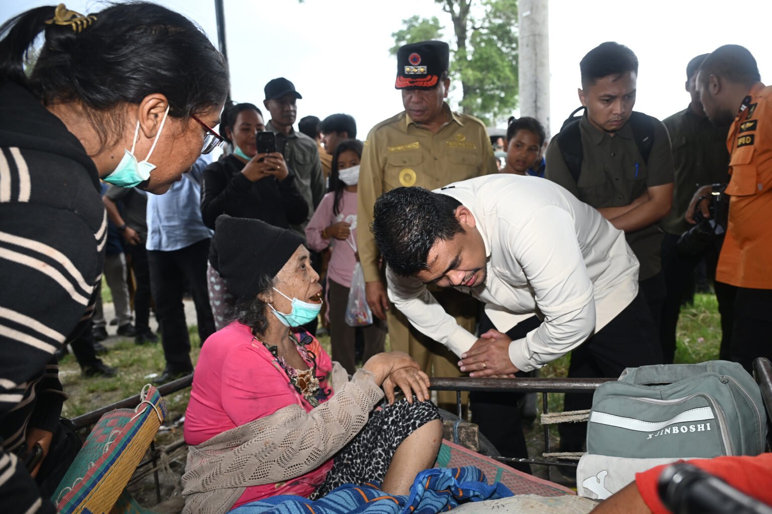 FOTO 5 Sept_ Gubernur Sumatera Utara (Sumut) Muhammad Bobby Afif Nasution di lokasi pengungsian warga yang terkena erupsi Gunung Sinabung. pemprovsumut