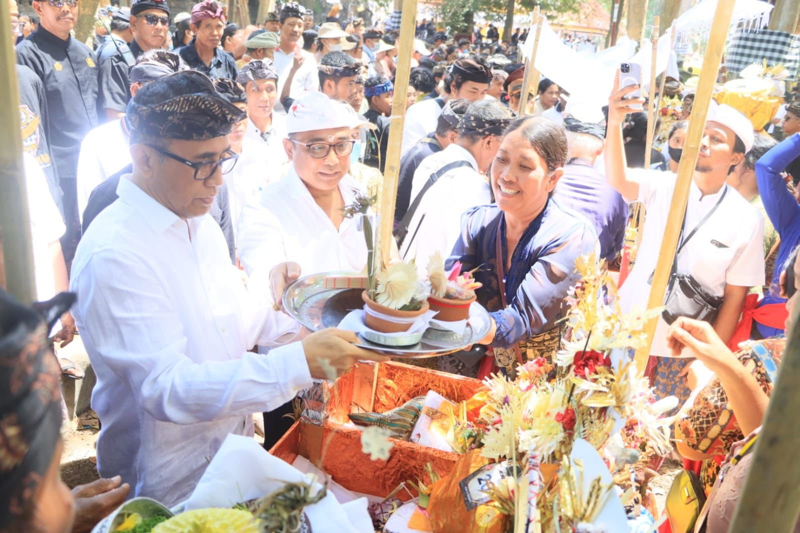 FOTO 5 Sept_Acara puncak Karya Atiwa-Tiwa atau Ngaben Massal Desa Adat Kesiman, Kecamatan Denpasar Timur. dok. denpasarkota.go.id