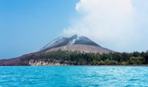 FOTO 5 Sept_Gunung Anak Krakatau. dok. wikimediacommons INI
