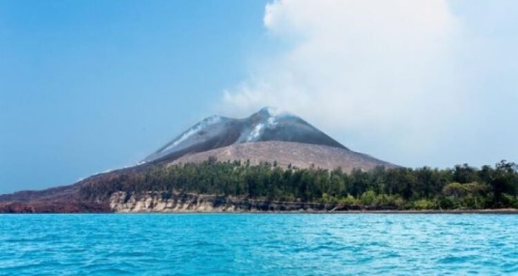 FOTO 5 Sept_Gunung Anak Krakatau. dok. wikimediacommons INI