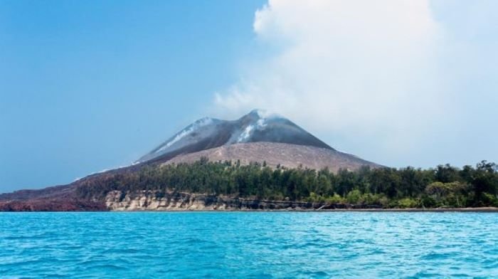FOTO 5 Sept_Gunung Anak Krakatau. dok. wikimediacommons INI