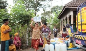 FOTO 5 Sept_Kementerian Pekerjaan Umum menyediakan air bersih untuk warga terdampak kekeringan. dok. kementerinapu INI