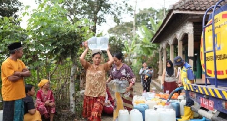 FOTO 5 Sept_Kementerian Pekerjaan Umum menyediakan air bersih untuk warga terdampak kekeringan. dok. kementerinapu INI