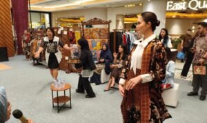 FOTO 5 Sept_Pameran wastra bertajuk Jelajah Indonesia Wastra Nusantara diselenggarakan oleh Kementerian Pariwisata di Rama Atrium, Grand Indonesia, Jakarta