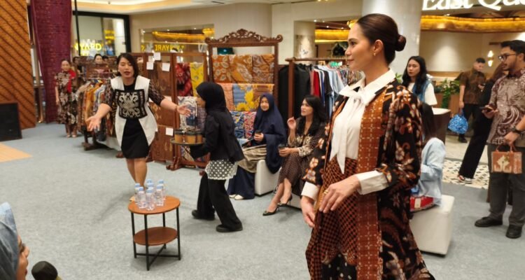 FOTO 5 Sept_Pameran wastra bertajuk Jelajah Indonesia Wastra Nusantara diselenggarakan oleh Kementerian Pariwisata di Rama Atrium, Grand Indonesia, Jakarta