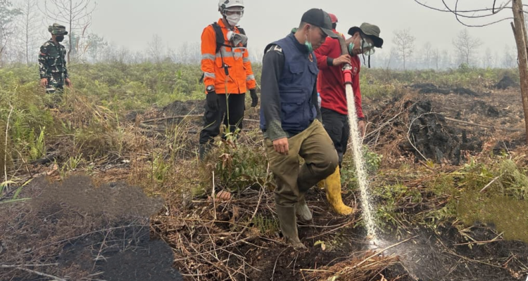 FOTO 5 Sept_Sejumlah personel gabungan terus berupaya melakukan pemadaman lahan yang terbakar di Kabupaten Kubu Raya, Kalimantan Barat. kemenhut INI