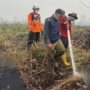 FOTO 5 Sept_Sejumlah personel gabungan terus berupaya melakukan pemadaman lahan yang terbakar di Kabupaten Kubu Raya, Kalimantan Barat. kemenhut INI