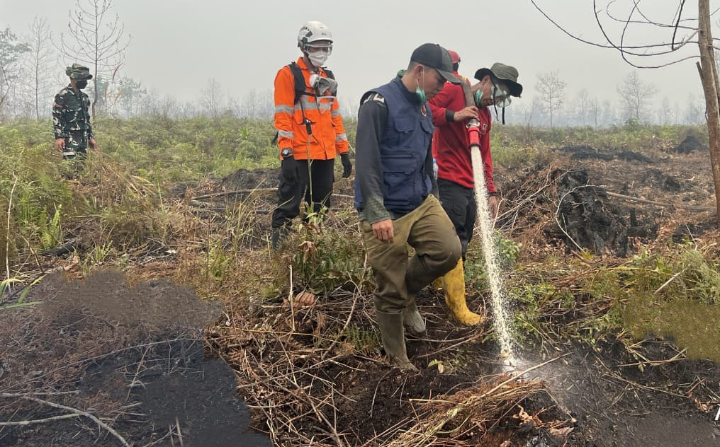 FOTO 5 Sept_Sejumlah personel gabungan terus berupaya melakukan pemadaman lahan yang terbakar di Kabupaten Kubu Raya, Kalimantan Barat. kemenhut INI
