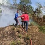 FOTO 5 Sept_Tim Gabungan memadamkan titik api kawasan karhutla