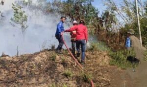 FOTO 5 Sept_Tim Gabungan memadamkan titik api kawasan karhutla